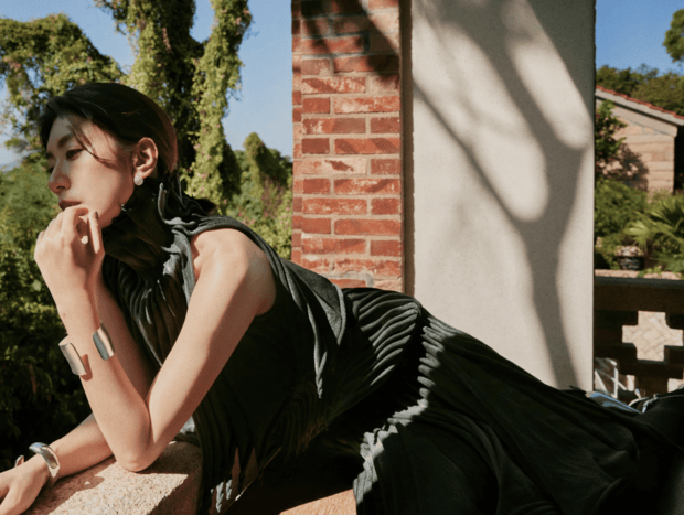 贾静雯松弛神态裹满慵懒氛围。