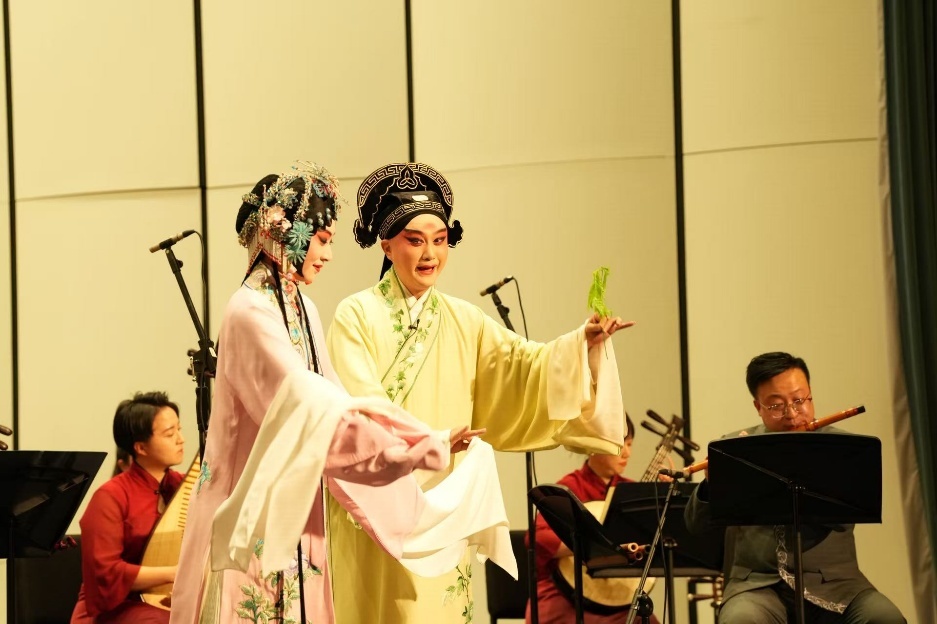 单雯、张争耀以音乐会形式演绎昆曲《牡丹亭》