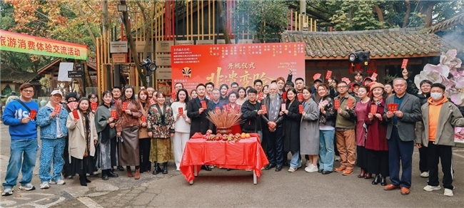 首部川剧变脸非遗微短剧《非遗变脸震全球》开机 王德顺跨界首演非遗题材