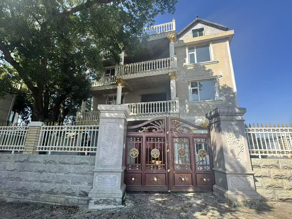 郭伟家建成后始终未装修的新房