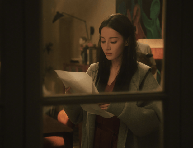 迪丽热巴一脸专注，认真读剧本。