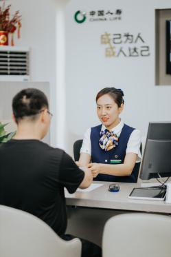 图:柜面服务人员为客户办理业务