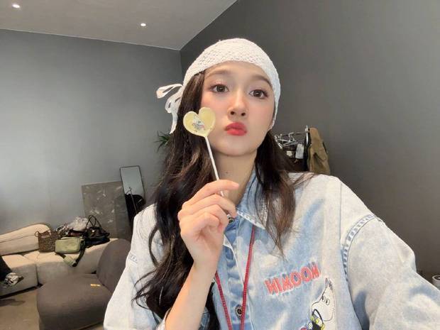 关晓彤的皮肤白皙红润，状态超好。