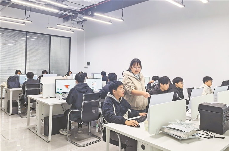 位于南康区的赣州大学生跨境工场办公区,青年创业者们正专注地开展跨境业务。该工场通过提供全链条服务,有效降低了青年创业门槛,今年以来,已有22个跨境电商项目在此落地生根。通讯员黄建宁摄