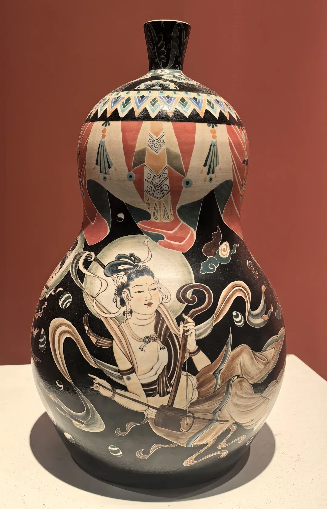 釉下五彩《伎乐葫芦瓶》魏荣荣作