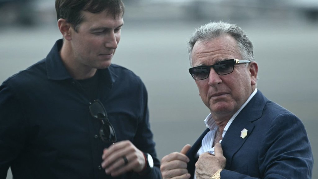 特朗普的女婿贾里德·库什纳(左)和中东问题特使史蒂夫·威特科夫