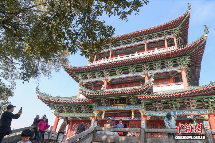 11月23日，江西赣州，民众来到宋代古城墙的八境台上观光游玩。中新社记者 刘力鑫 摄