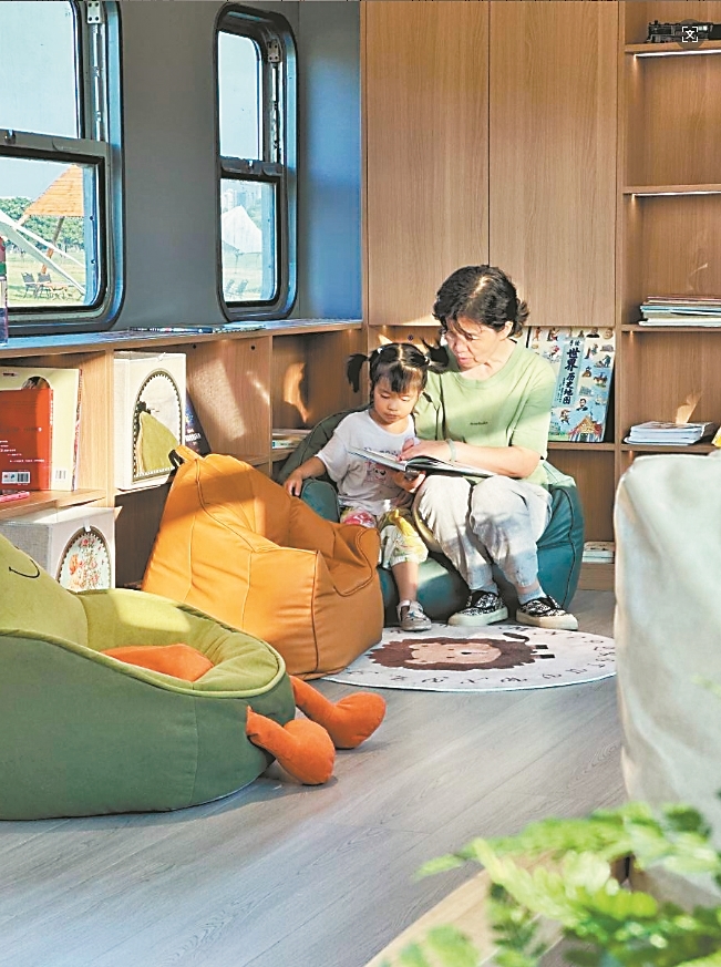 西湖区九洲公园内别具特色的火车书吧，成为市民喜欢的好去处。 曹子健摄