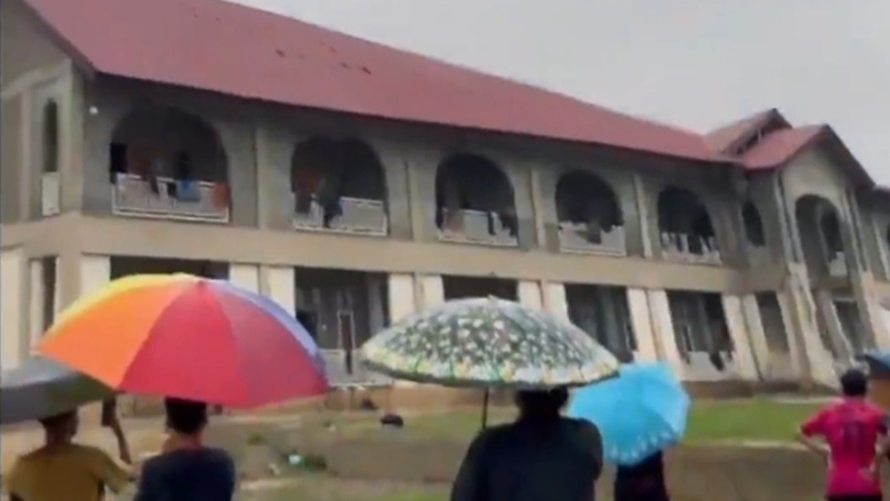 印尼一学校宿舍楼因河岸滑坡倒塌，整排向后倾倒坠河，灰尘漫天