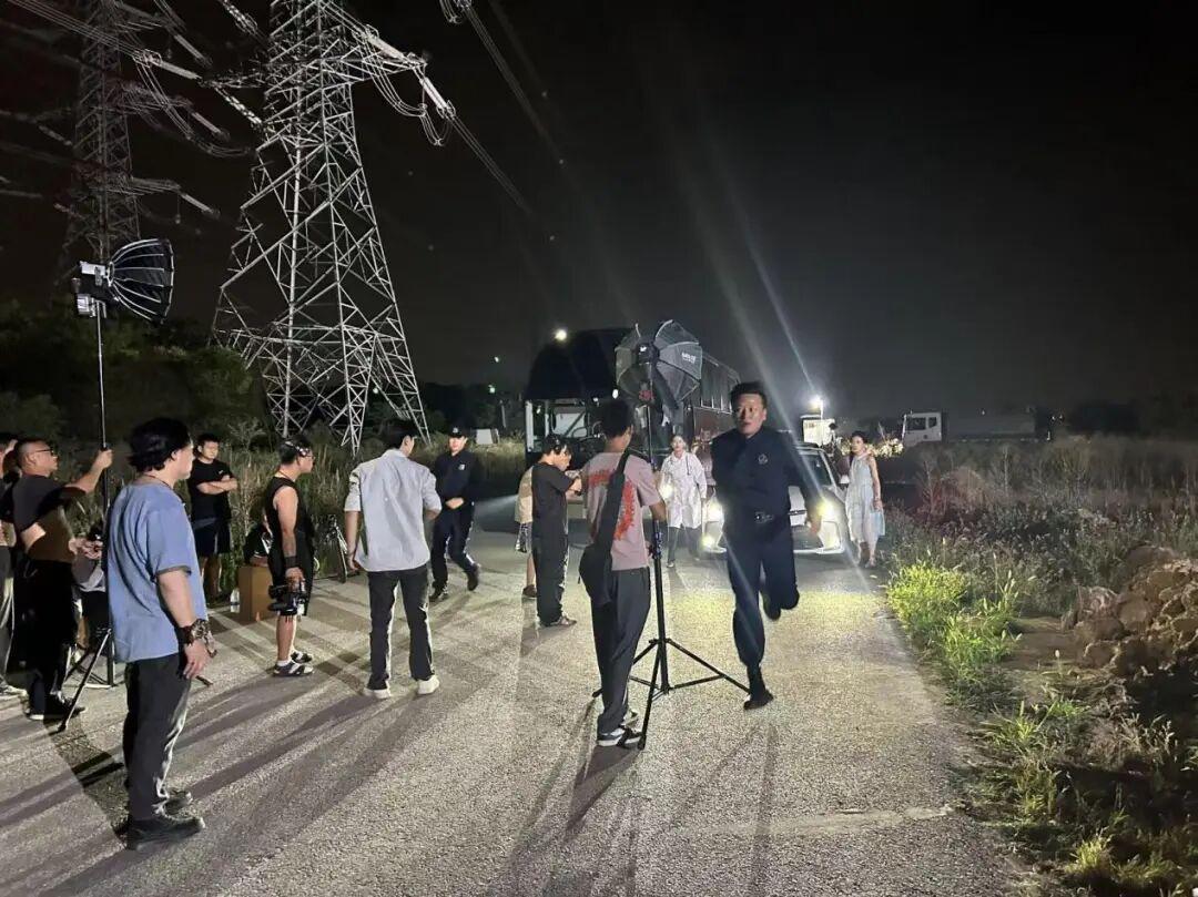 ▲卓渊影视爆款剧《公路逃杀》拍摄现场。 卓渊影视供图