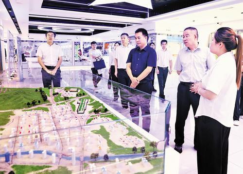 张家口中院党组书记、院长李哲(中)带队到张家口知识产权帮办中心调研。