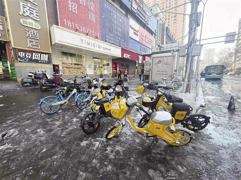 随意停放的自行车和非机动车