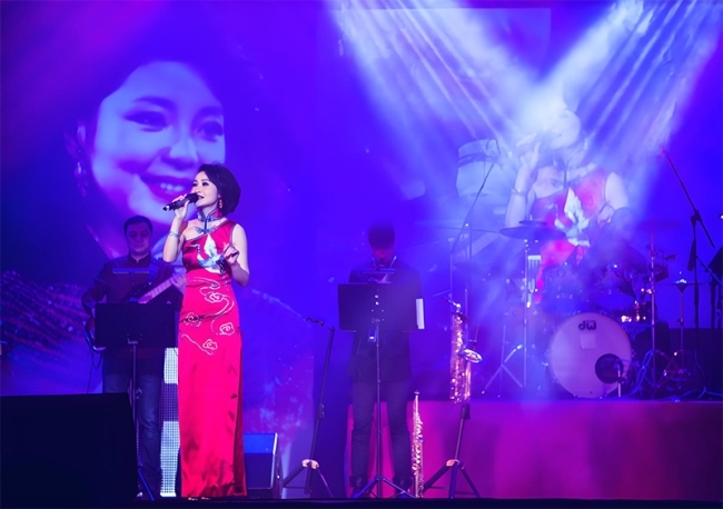 “何日君再来”邓丽君经典名曲跨年演唱会登陆杭州 师妹聂安仙其再现歌后风华(图2) “何日君再来”邓丽君经典名曲跨年演唱会登陆杭州 师妹聂安仙其再现歌后风华(图2)