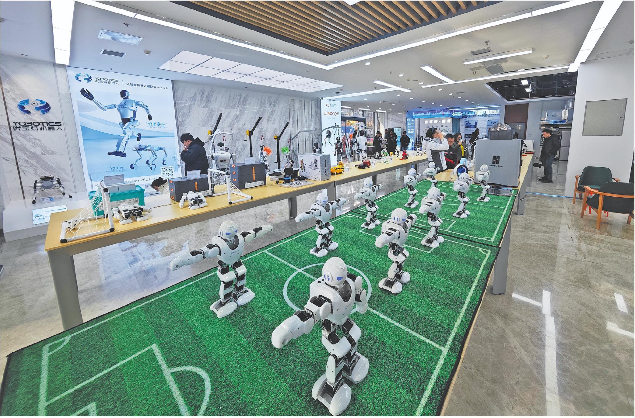 11月28日，在济南高新区汉峪金谷，预见未来机器人6S中心开业（上图）。