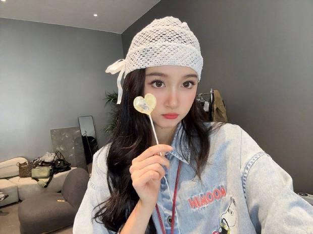 关晓彤的五官精致，美貌迷人。