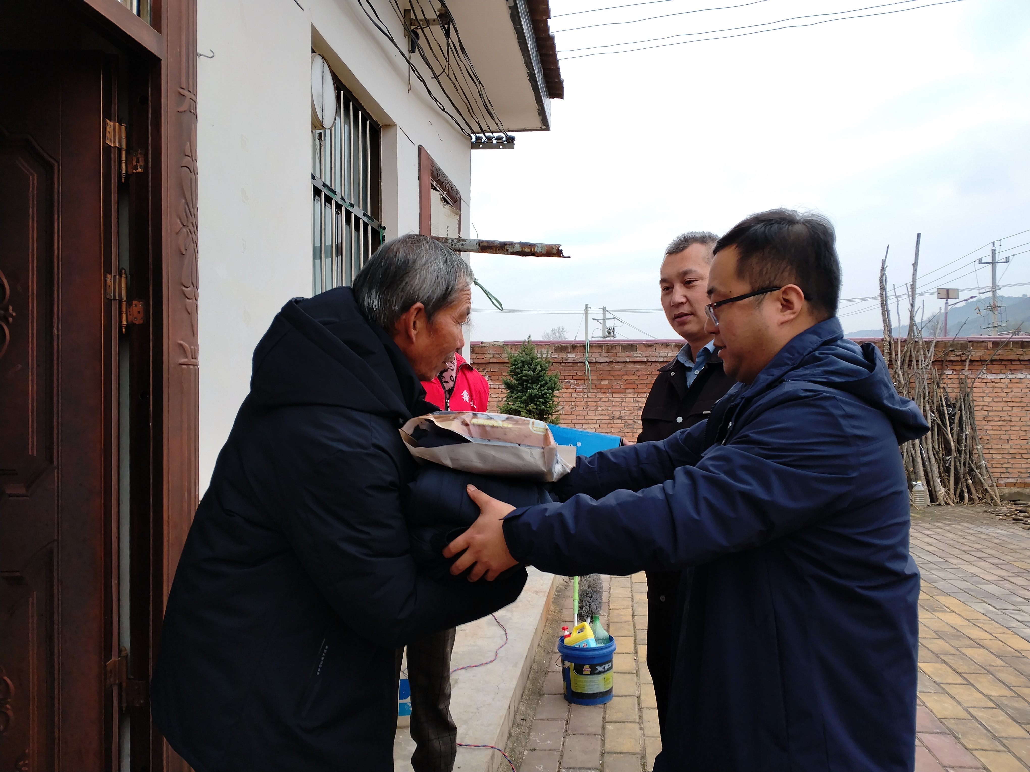 工作人员为特困群众送去棉衣棉鞋等过冬物资