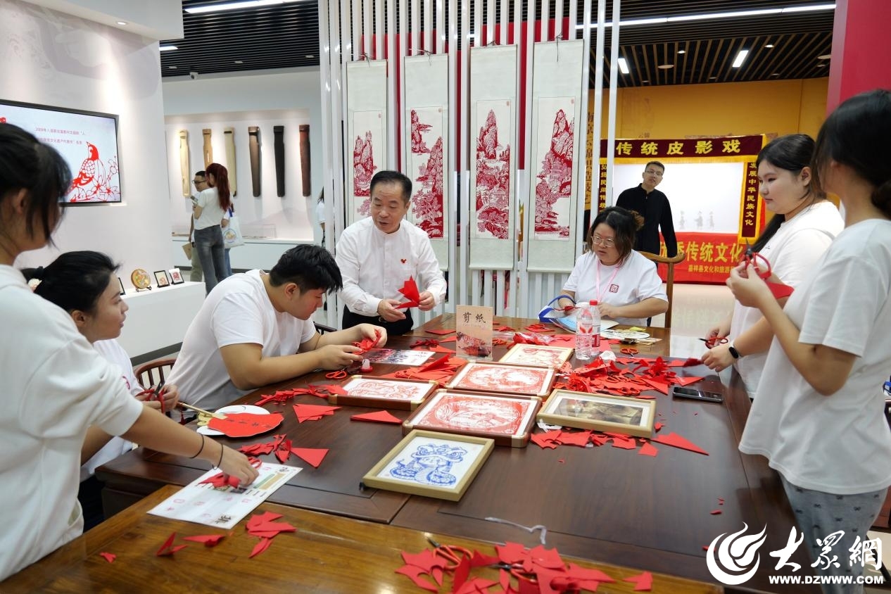 学生在指导下进行剪纸