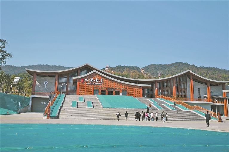 经过生态修复，梅岭云端索道沿线实现“见绿不见土”，与梅岭国家森林公园的苍翠浑然一体。本报全媒体记者 吴志刚摄