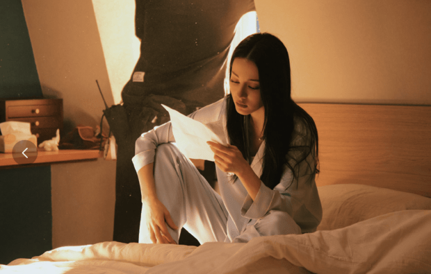 迪丽热巴工作状态，专业尽显。