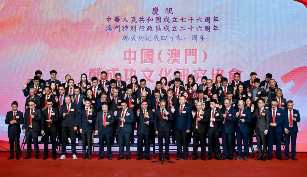 ▲全國政協澳區委員、澳門福建同鄉總會會長陳明金監誓下，首屆理監事成員莊嚴宣誓就職