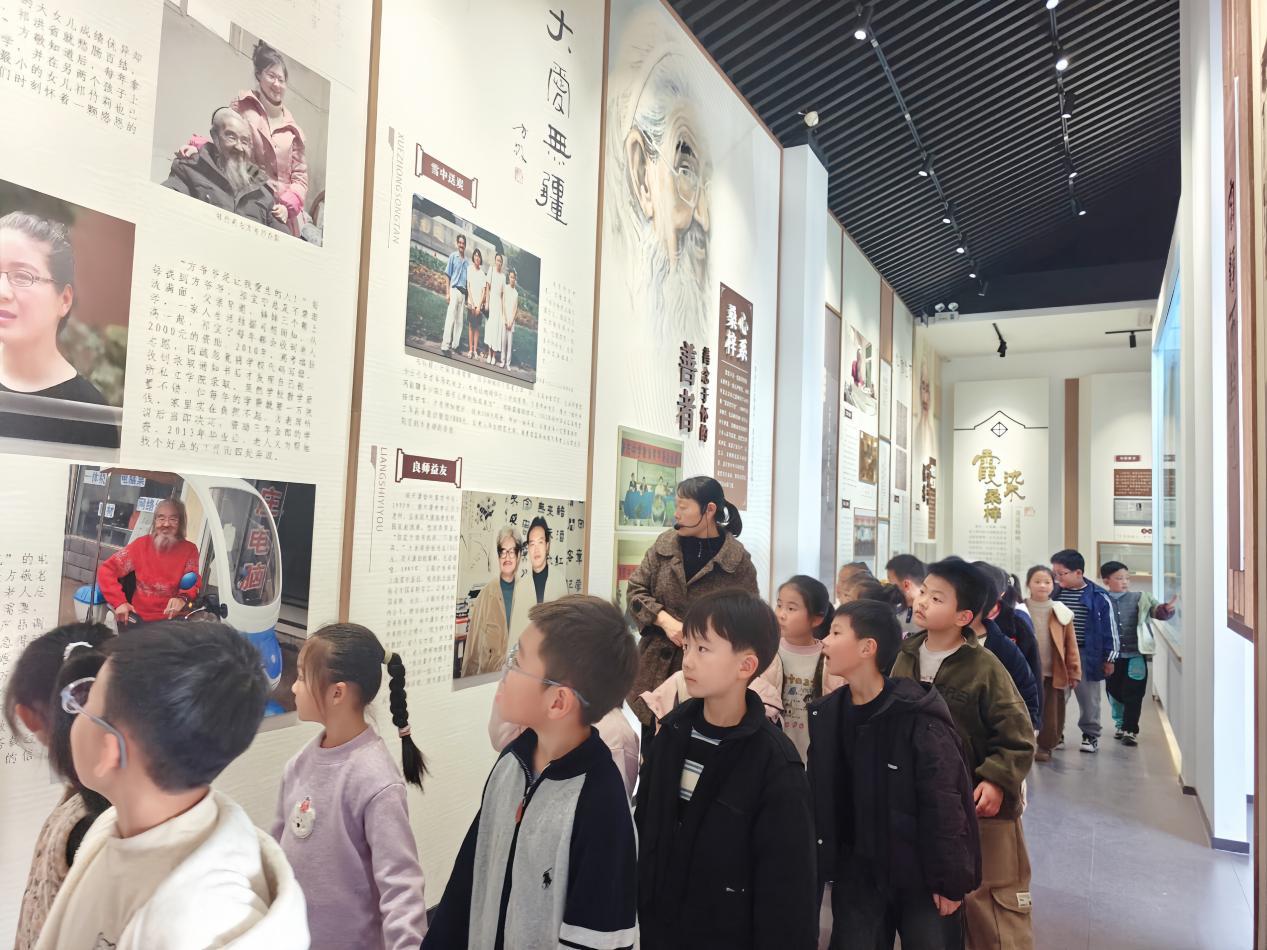 (图为师生们走进方敬纪念馆内。郭琳琳摄)