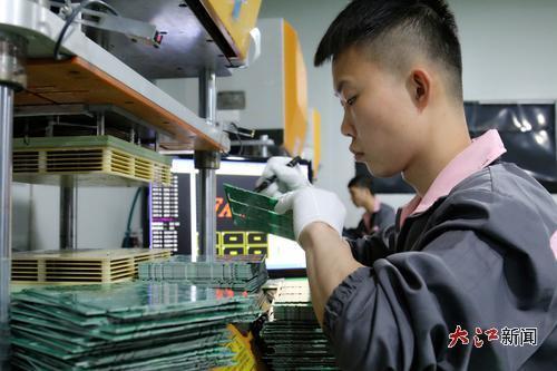 遂川园区内一电子企业的工人在生产电路板。大江网视觉江西 李建平 摄