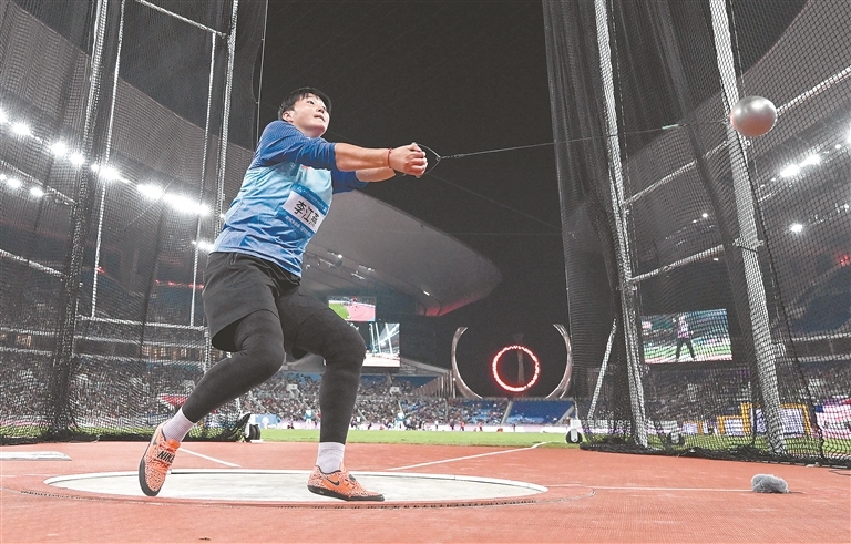 11月20日,田径项目女子链球决赛,李江燕获得铜牌。新华社发(江 汉摄)