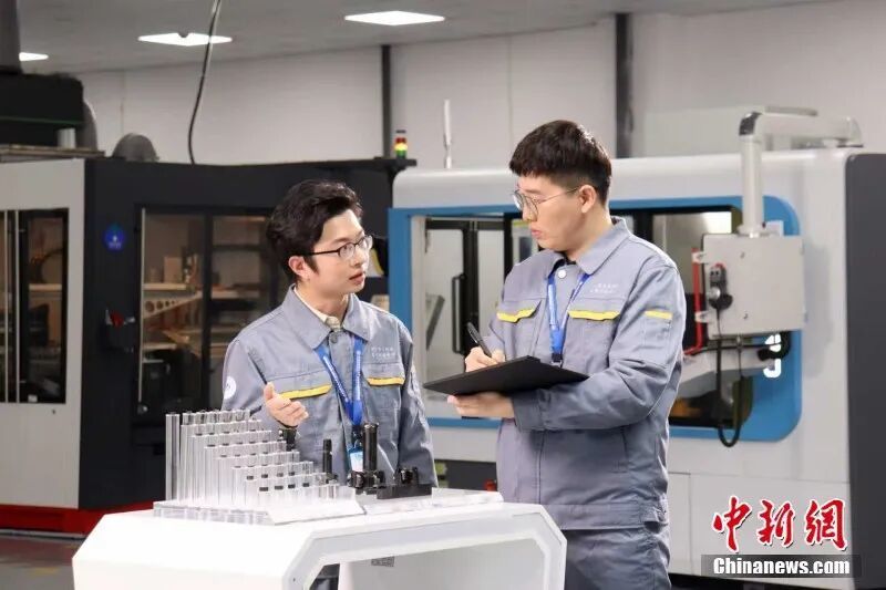 北航江西研究院景德镇分院内，技术人员正在进行航空陶瓷刀具应用测试。周佳 摄