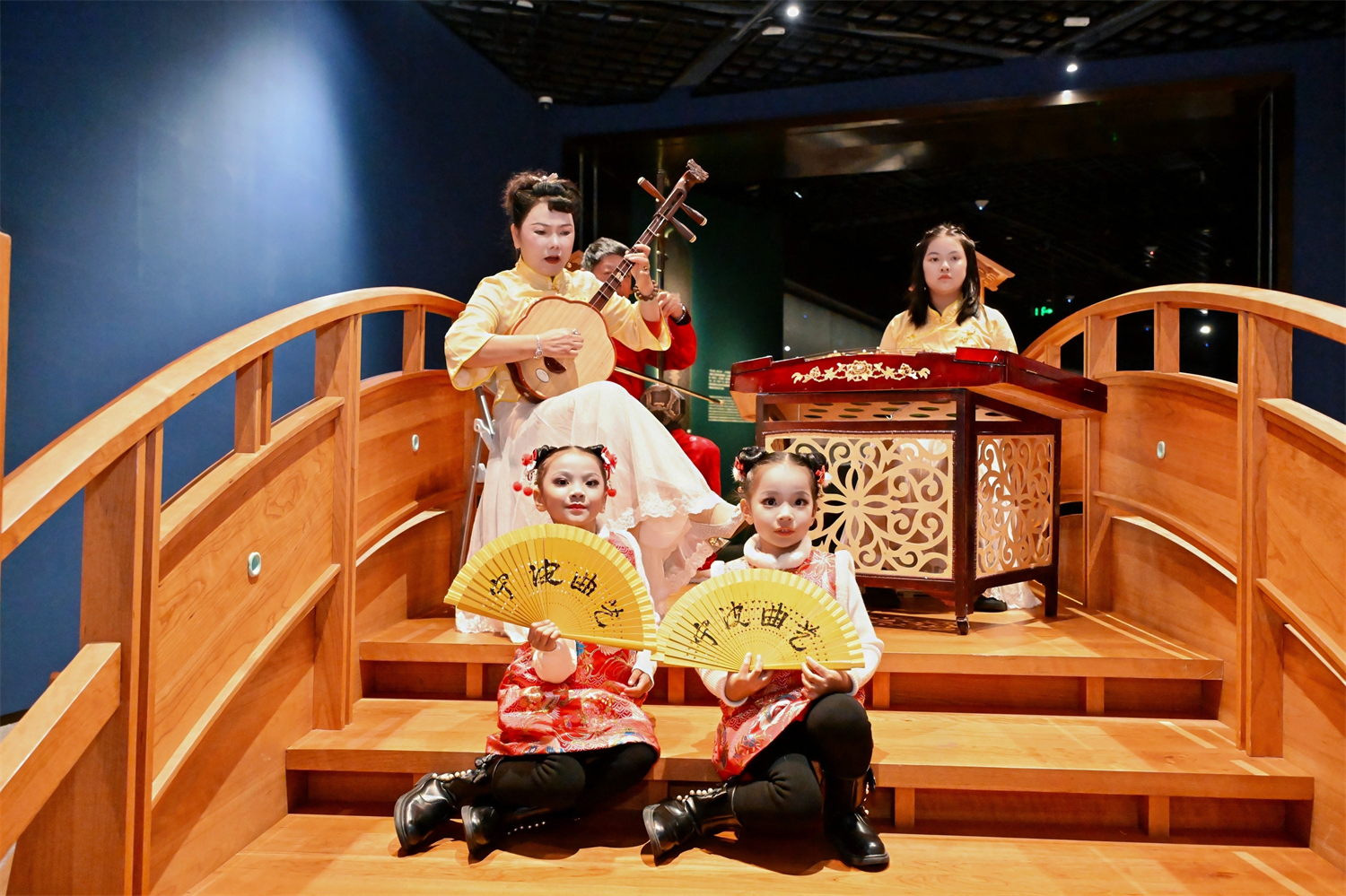 七朵祥云绘盛景!近7000观众赴弥博之夜