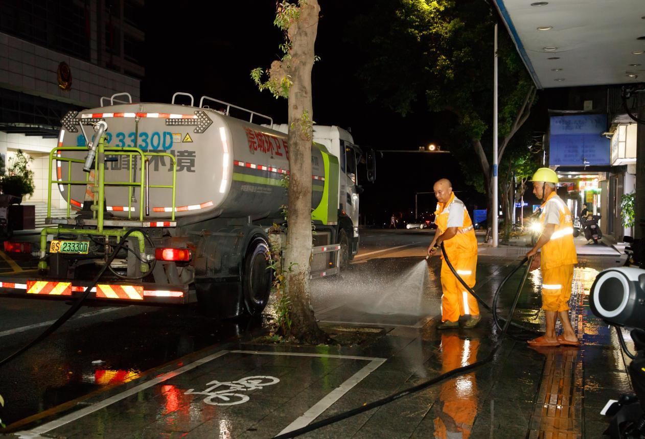 城管开展全城大清洗 东莞城管供图