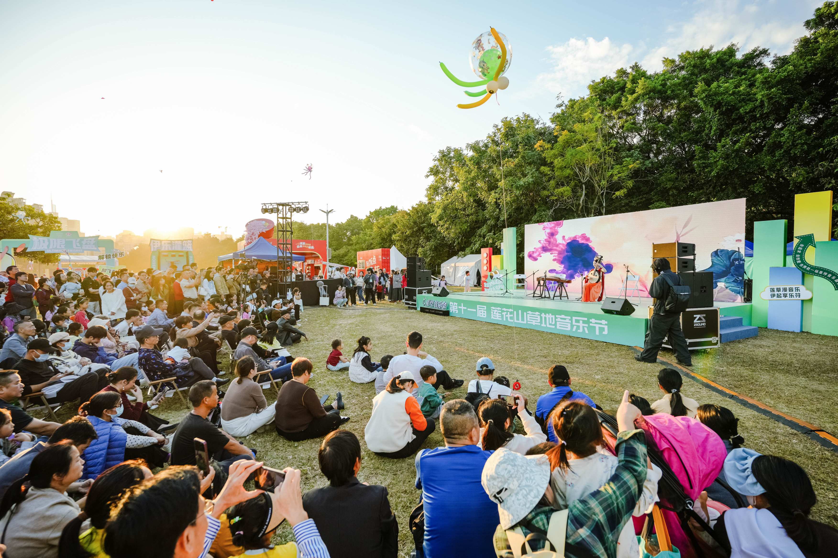 2025莲花山音乐节首日吸引上万市民现场参与，约250万市民线上同步观看