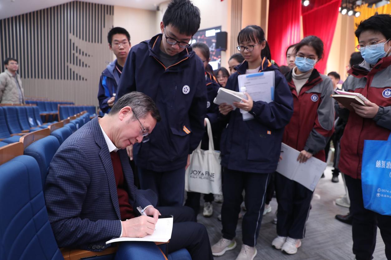 “数学不是靠天赋，而是要靠学习！”院士袁亚湘宁波开讲