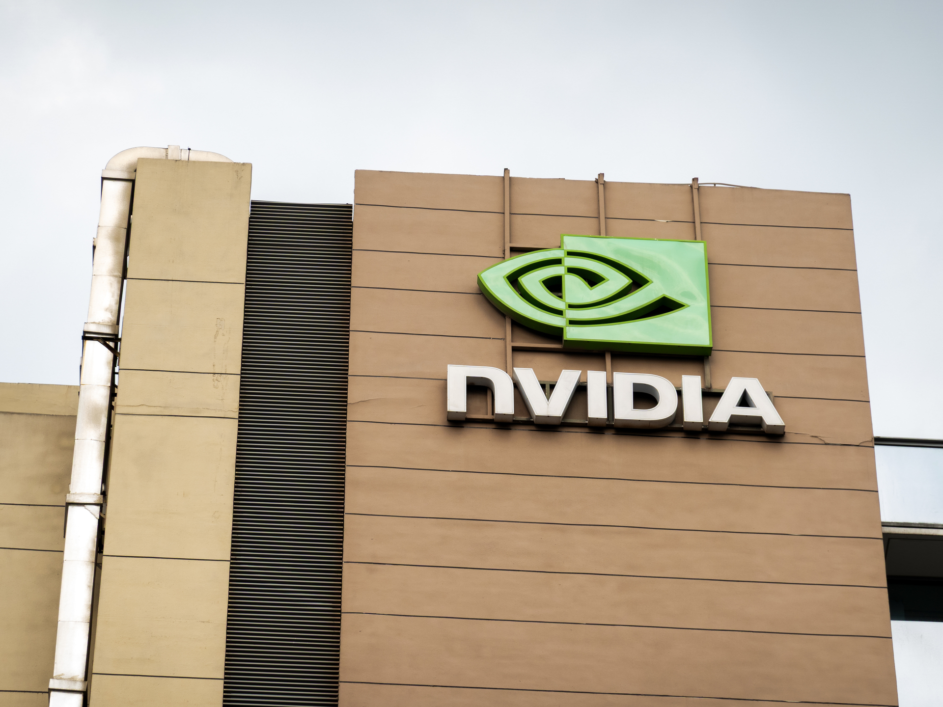 一个月蒸发8000亿美元，英伟达“市值神话”为何被谷歌击穿？_凤凰网