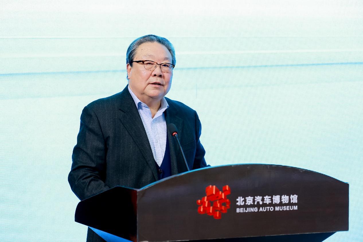 图为国家标准化管理委员会原党组书记、主任纪正昆在专家讲坛环节进行分享