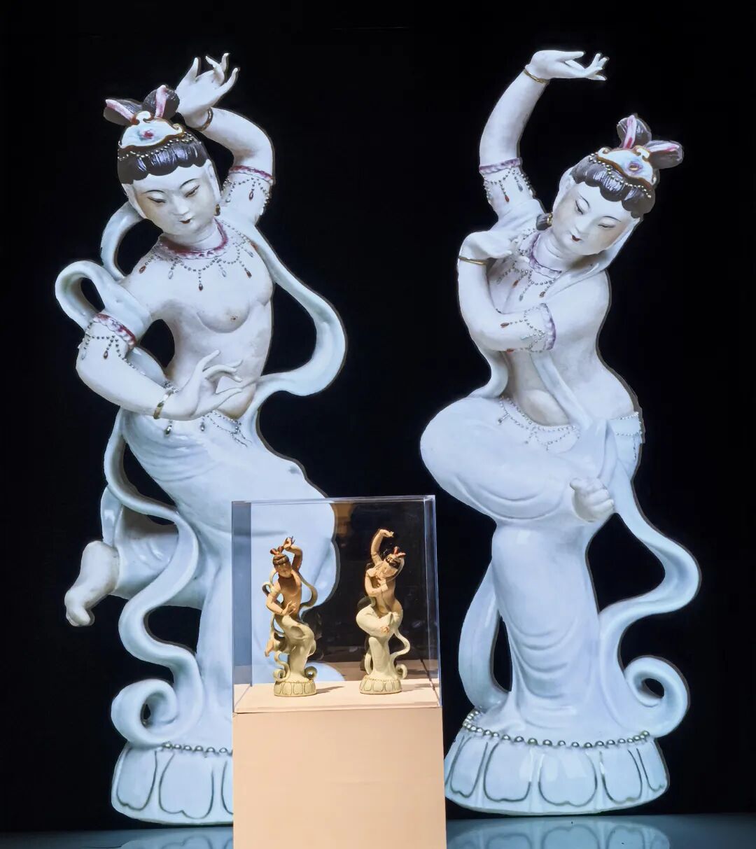 青白釉加彩《敦煌女塑像》