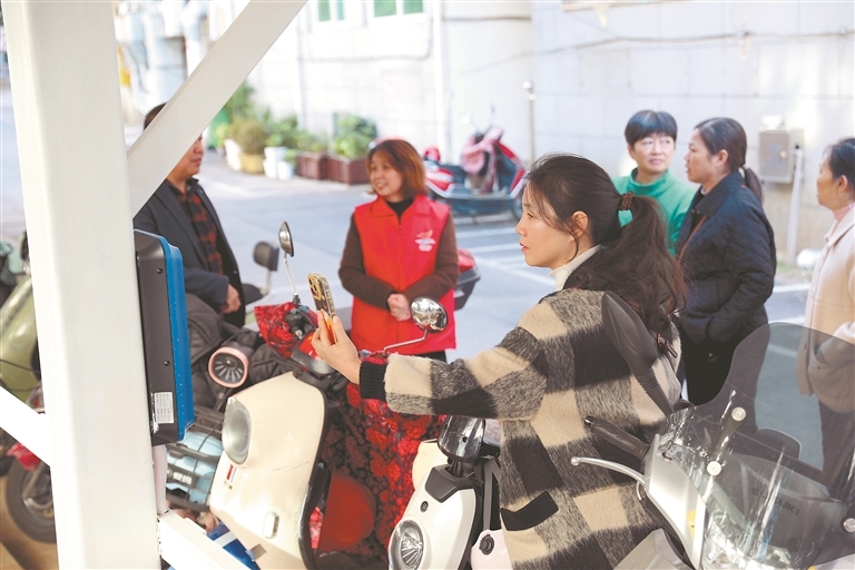 金都花园小区居民使用新建的充电桩为电动自行车扫码充电。通讯员 谢 敏摄