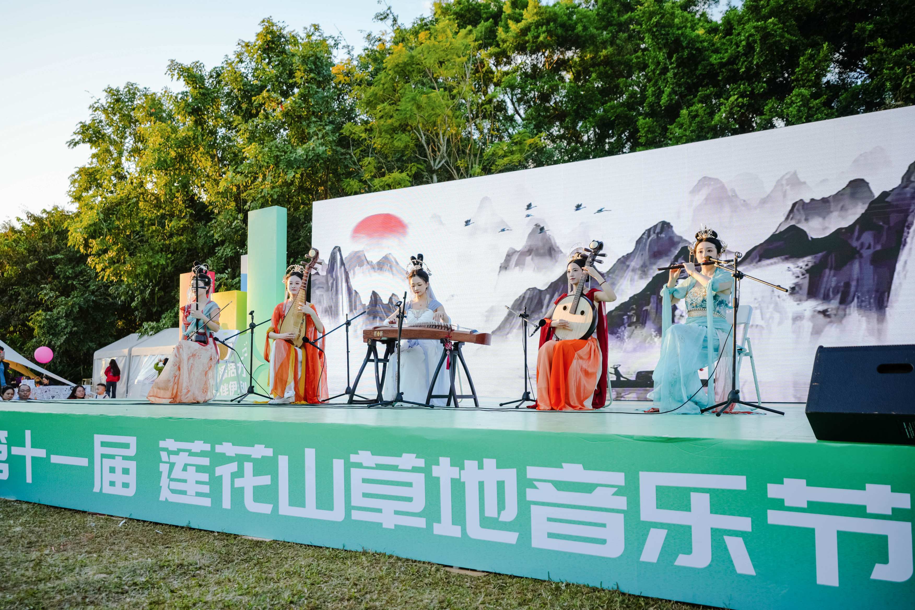 2025莲花山音乐节首日吸引上万市民现场参与，约250万市民线上同步观看
