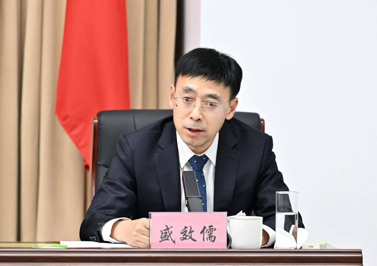 吉林省商务厅厅长盛效儒介绍情况。图片来源:吉林发布