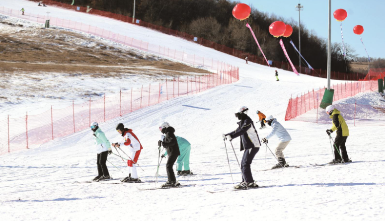 随着新雪季的启幕，各地滑雪爱好者纷纷来吉林体验冰雪运动乐趣。刘奥琪 摄