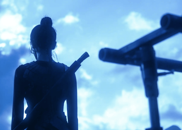 迪丽热巴背影照，气场拉满。