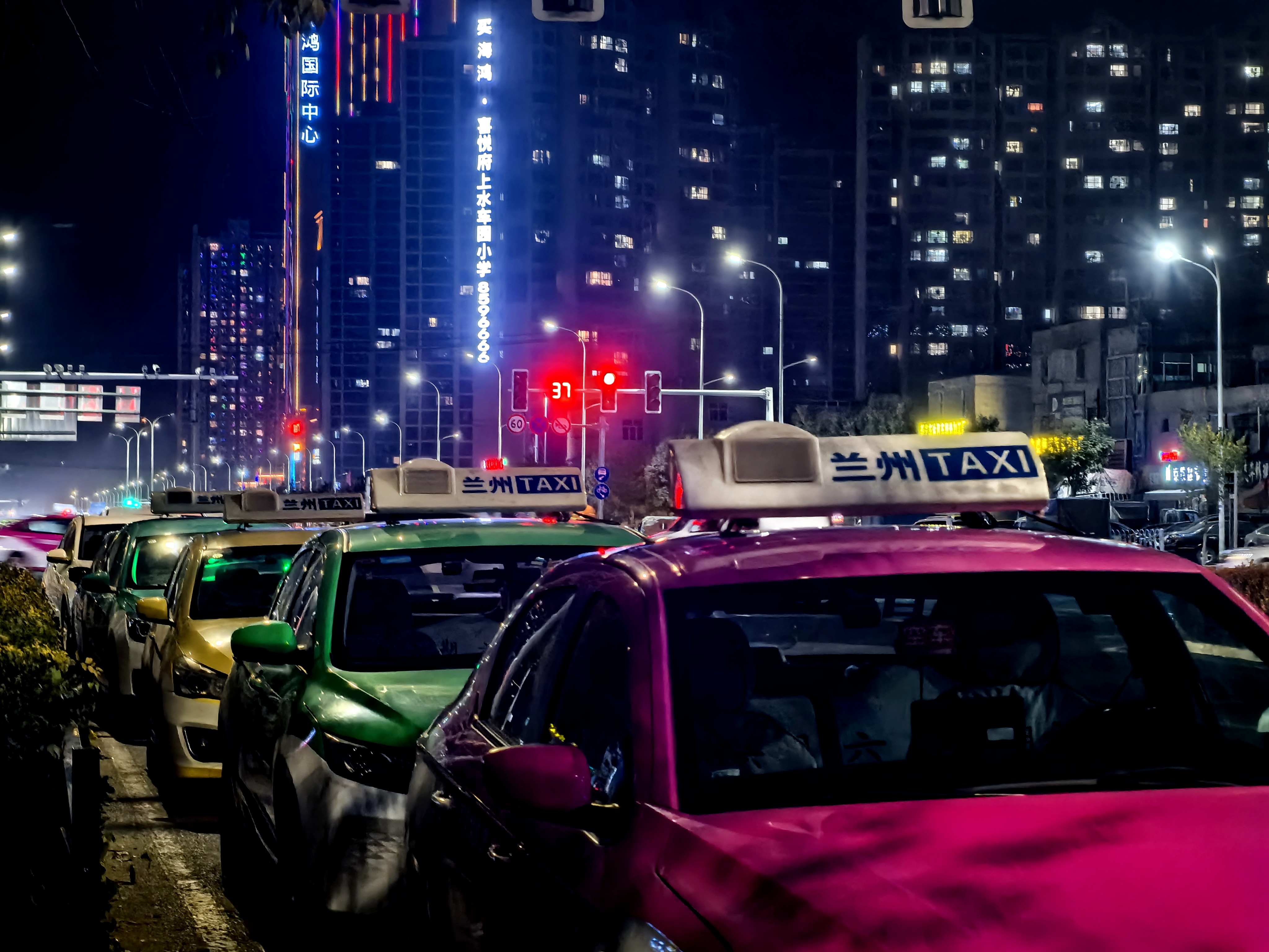 邦子客牛肉面店附近停放的出租车