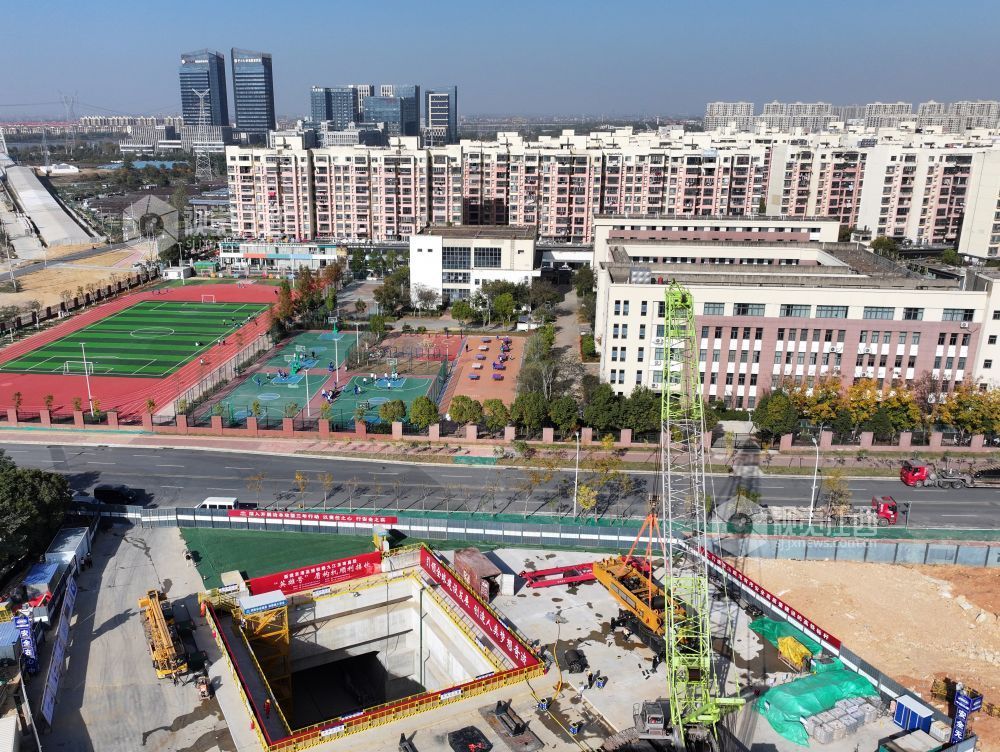 11月28日拍摄的京港高铁昌九段（简称昌九高铁）天祥大道隧道出口。