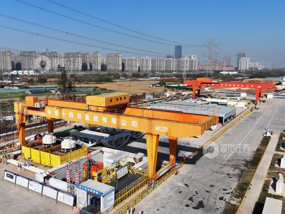 11月28日拍摄的京港高铁昌九段（简称昌九高铁）天祥大道隧道出口。