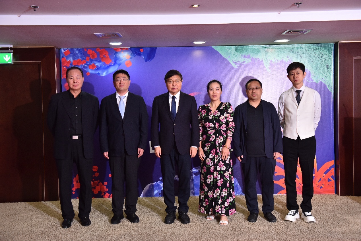 中国广告协会国际传播工作委员会执行主任陆文龙做“鲲鹏出海生态圈”说明,并与嘉宾共同启动“鲲鹏出海生态圈 迪拜全球发布”(左起:媒捷中国总裁赵子谦,中建中东副总马文龙,中国广告协会会长张国华,央广时代董事长张娜,中广协国传委执行主任陆文龙,新意互动总裁杨涛)