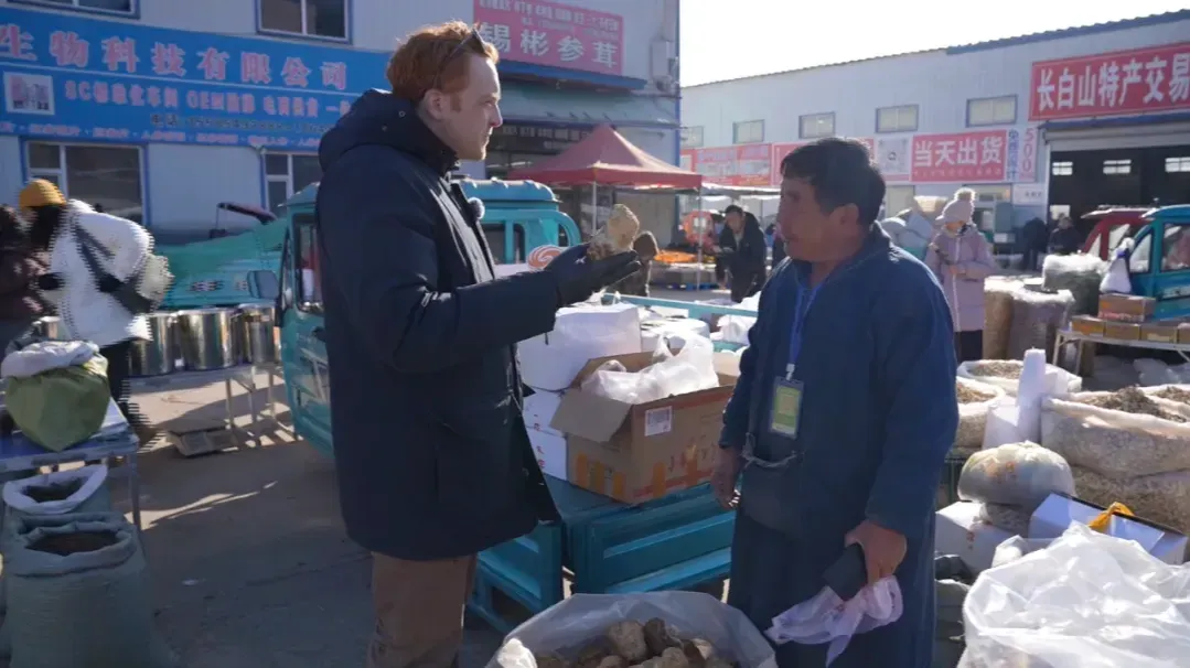 老外探访长白山脚下的山货大集，先来看看，当地都有哪些特产？