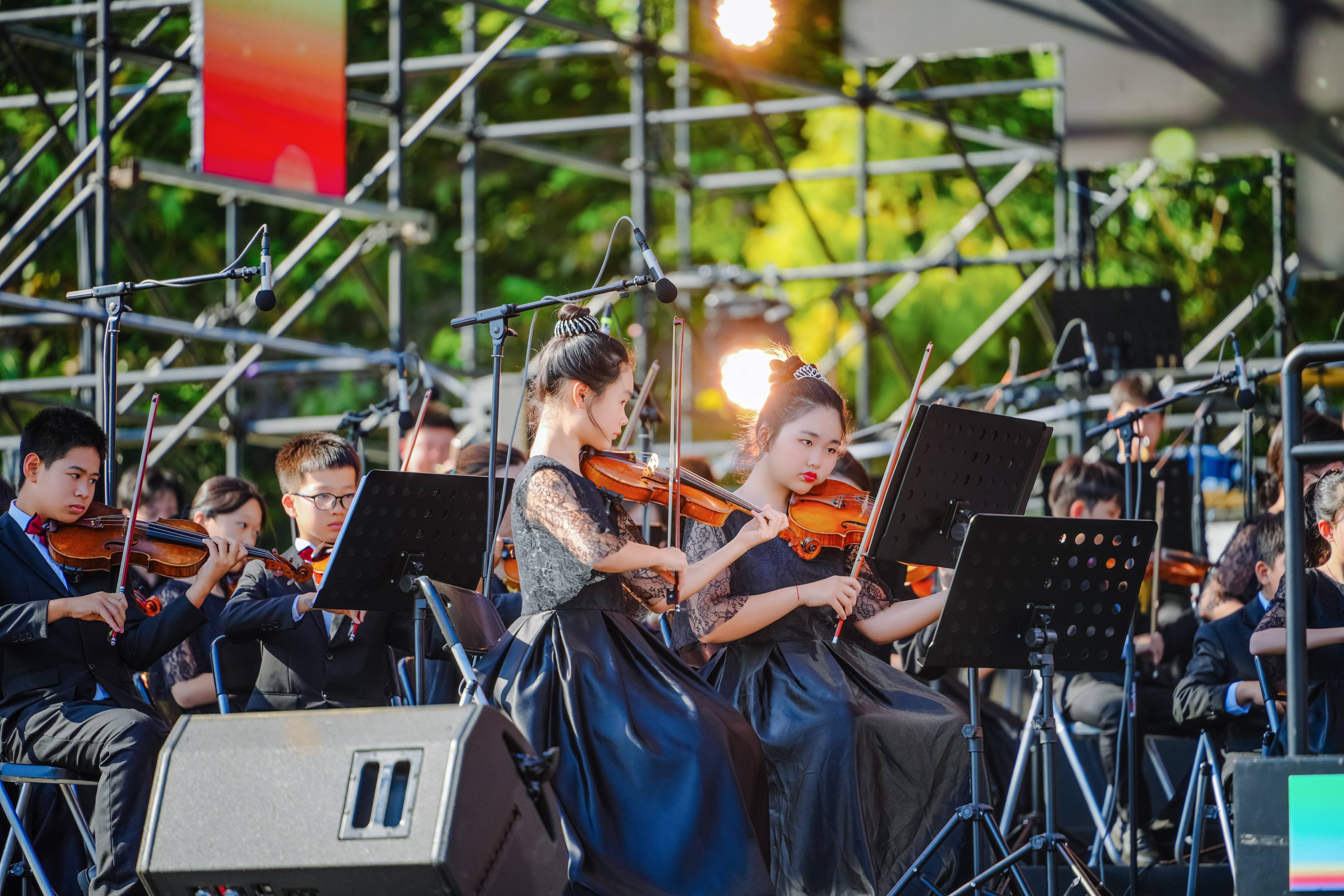 2025莲花山音乐节首日吸引上万市民现场参与，约250万市民线上同步观看