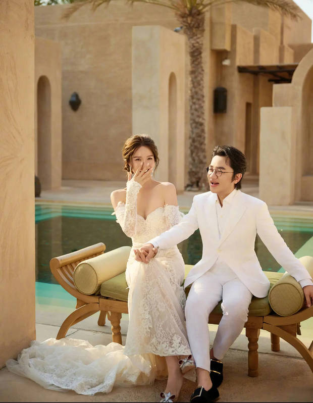 据悉，2010年11月11日，王祖蓝自曝与李亚男恋情。2014年11月19日，王祖蓝在TVB台庆现场，突然跪地向李亚男送上惊喜求婚，令李亚男惊喜含泪答应。