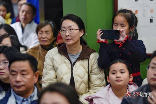 众多家乡读者慕名前来听讲。