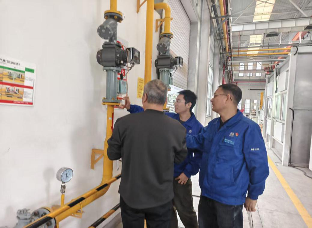 安全生產(chǎn)專家?guī)头鲋笇?dǎo)風(fēng)險(xiǎn)辨識(shí)和隱患排查