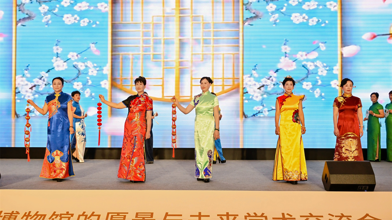 七朵祥云绘盛景!近7000观众赴弥博之夜